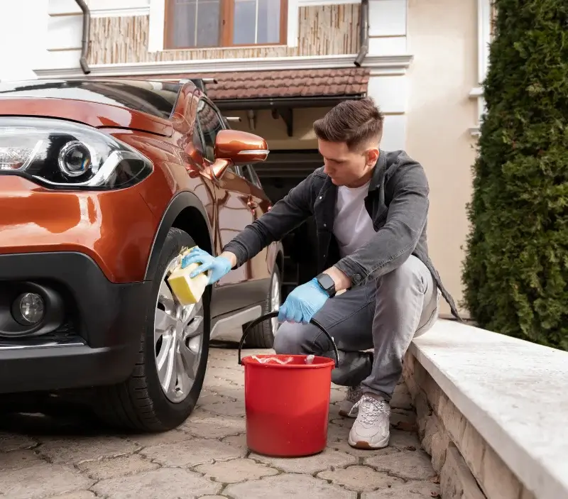 Lavage auto à domicile Pinon : professionnel intervenant sur un véhicule